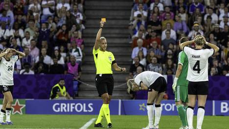 Kathrin Hendrich wurde früh mit Rot vom Platz gestellt