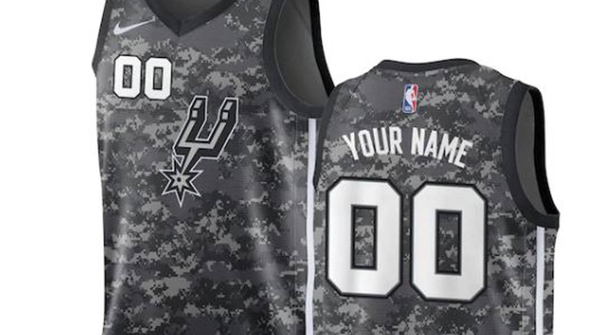 SAN ANTONIO SPURS: In Camouflage-Optik, die den ikonischen Farben der Spurs treu bleibt und gleichzeitig die tiefe Verbundenheit der Stadt mit dem Militär ausdrückt, ehrt das Trikot Amerikas Soldaten und Soldatinnen