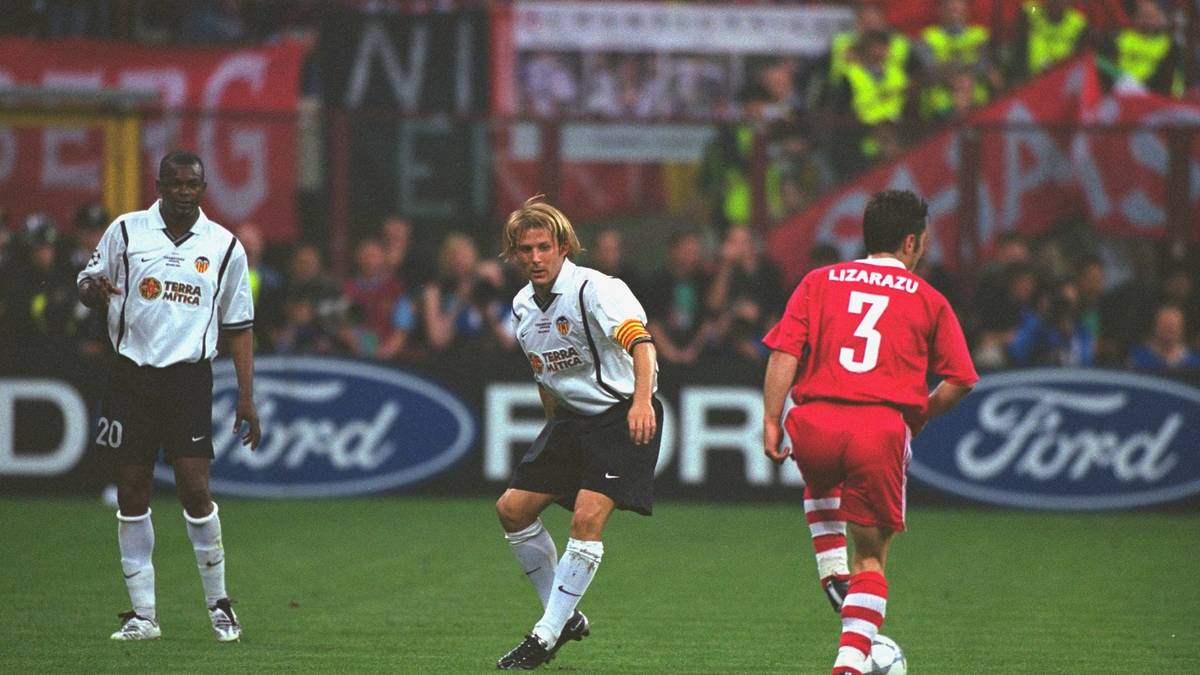 Der Gegner für Mittelfeldstratege Gaizka Mendieta (Foto Mitte) am 23. Mai 2001 in Mailand ist der FC Bayern mit Bixente Lizarazu (rechts). Nachdem die Bayern das Elfmeterschießen gewinnen, bleibt Valencia abermals nur der undankbare Vizetitel