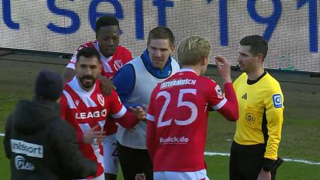 Tor oder nicht? Eine umstrittene Szene in der 3. Liga sorgt für heftige Diskussionen. Nach der Entscheidung kommt es auf dem Platz zu Tumulten und hitzigen Auseinandersetzungen.