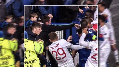 Ein Zuschauer mit Kind auf dem Arm attackiert Lyon-Keeper Anthony Lopes