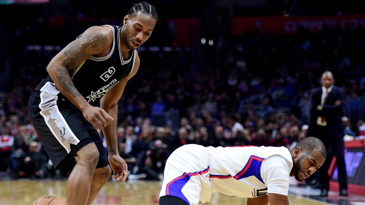 DPOY - RANG 2, KAWHI LEONARD (San Antonio Spurs): Der Finals-MVP 2014 könnte in dieser Saison zum dritten Mal in Folge die Auszeichnung gewinnen. Leonard ist inzwischen MVP-Anwärter, bleibt aber weiterhin auch der Mann, der den Stars des Gegners wie LeBron James oder Chris Paul Handschellen anlegt