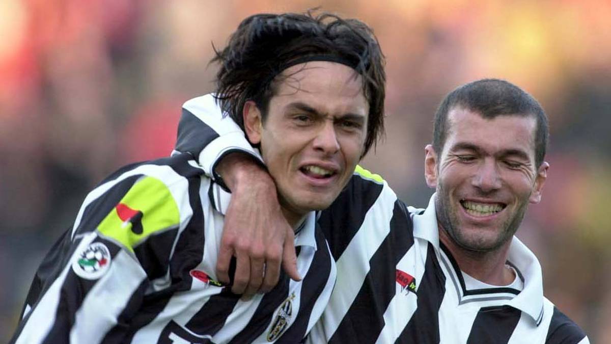 Und auch mit seinen Juve-Teamkollegen (im Bild mit Filippo Inzaghi) feiert Zidane Erfolge. Zu zwei Meisterschaften führt der elegante Spielmacher seine Mannschaft
