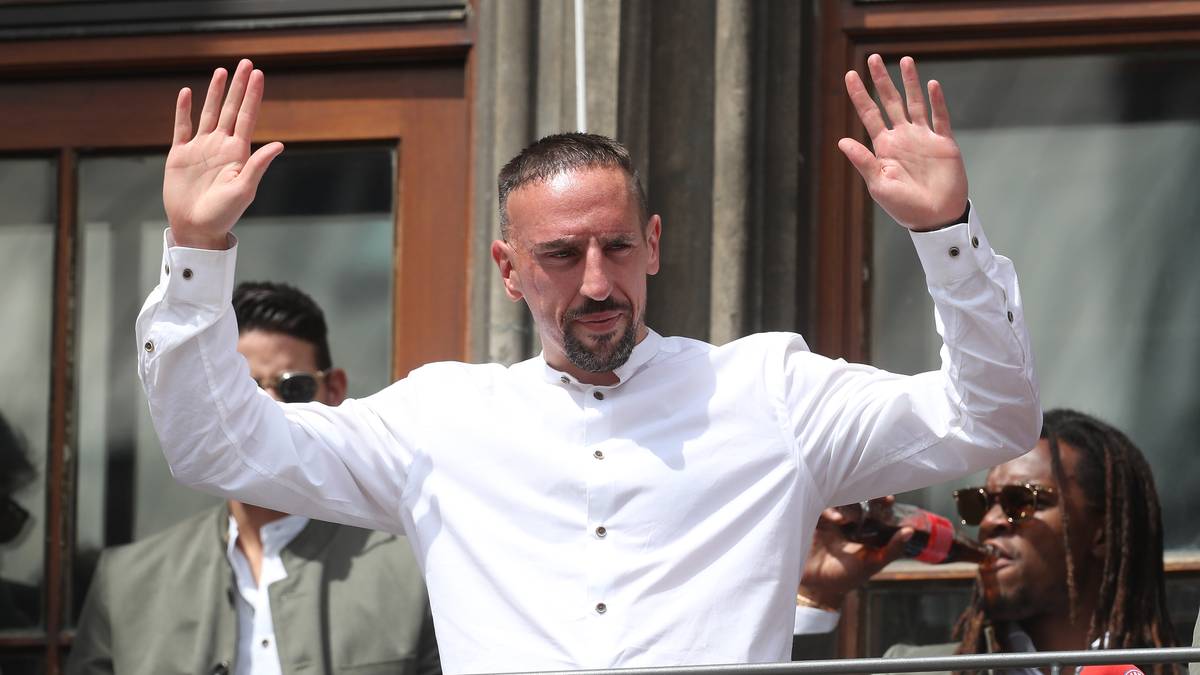 CORRIERE DELLO SPORT: Ribéry ist unsere neue Violine. Der Franzose landete morgens in Florenz, um dann im Sportzentrum Manager und Teamkollegen zu treffen. Abends öffneten sich die Tore des Stadions, um Baron Ribéry standesgemäß willkommen zu heißen: Wir wollen Fiorentina wieder auf das gleiche Niveau wie die ruhmreiche Stadt heben.