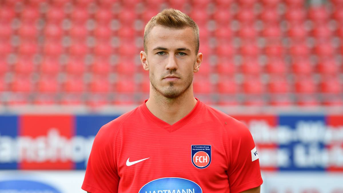 Auf Dauer sah der 20 Jahre alte Mittelfeldmann aber keine Perspektive beim Rekordmeister, er wechselte im Sommer zum 1. FC Heidenheim in die 2. Bundesliga. In einem Interview hat er den Schritt nun begründet - nicht ohne Spitzen gegen den Ex-Klub zu setzen