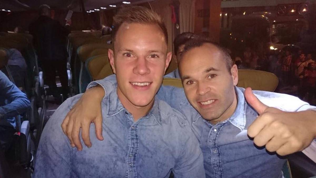 Damit kommen wir zu den Top 10 der Sportwelt, den Anfang bildet ein weiterer Fußball-Star. Es ist allerdings nicht Marc-Andre Ter Stegen (l.), sondern sein Teamkollege Andreas Iniesta. Der Mittelfeldstar des FC Barcelona bringt es auf 25 Millionen Bewunderer