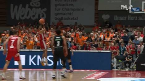 Im Halbfinale der BBL-Playoffs gelingt Würzburg der Serienausgleich gegen Ulm. Die Gastgeber profitieren von den Fehlern der Ulmer und der eigenen Treffsicherheit.