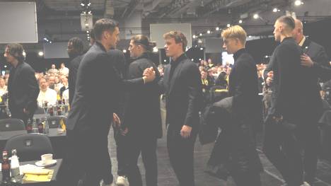 Eine Szene zwischen Nico Schlotterbeck und Sebastian Kehl auf der JHV von Borussia Dortmund macht im Netz die Runde und beunruhigt einige Fans.