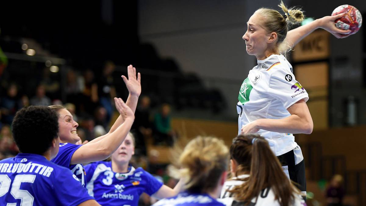 NADJA MANSSON: Viele Handball-Fans kennen sie noch unter ihrem Mädchennamen Nadja Nadgornaja. Nach ihrer Heirat mit dem Handballer Anton Mansson klingt sie jetzt schwedisch. Auch ihre Wurzeln sind international. Sie ist die Tochter eines Weißrussen und einer Ukrainerin. Nach einer Babypause ist sie noch nicht wieder in Topform, gehört aber dennoch zu Bieglers Auserwählten
