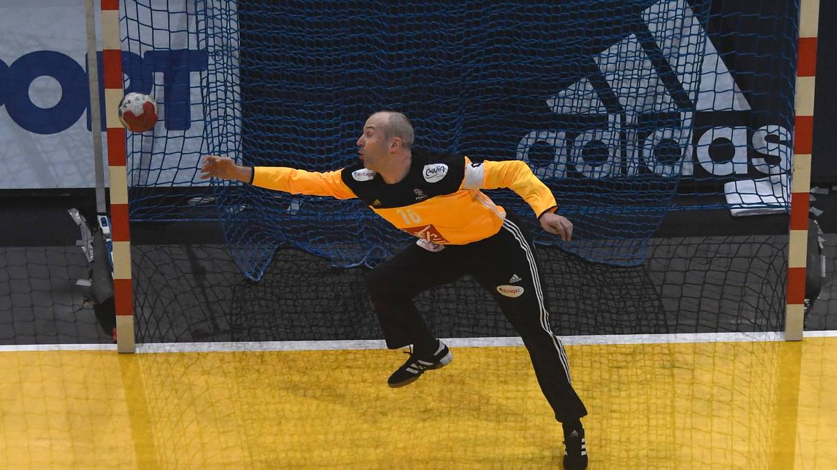 Wenn die Südamerikaner doch einmal zum Wurf kommen, zieht Torwart-Legende Thierry Omeyer die Bälle magisch an. Mit 14 Paraden in der ersten Halbzeit stellt der Ex-Kieler früh die Weichen auf Sieg