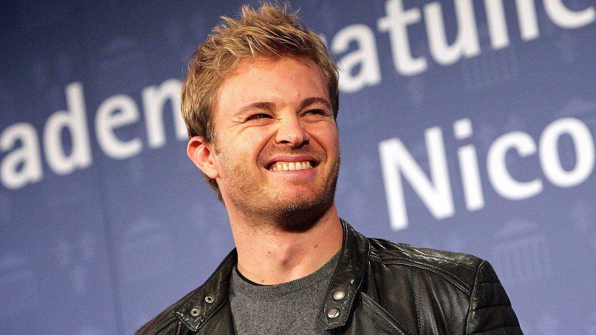 "Ich bin nicht bei 100 Prozent, vielleicht nur bei 40. Ich habe quasi durchgefeiert, wir haben richtig die Sau rausgelassen. Jetzt brauch ich doch mal ein bisschen Ruhe", sagte der müde und unrasierte Formel-1-Weltmeister