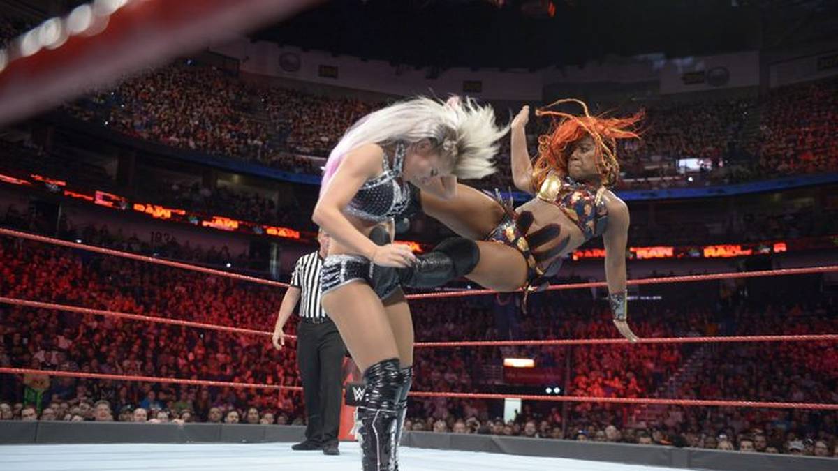 Die Texanerin mit den bunten Werwolf-Kontaktlinsen machte bei NXT mit spektakulären, athletischen Matches auf sich aufmerksam. Seit 2018 auf dem aufsteigenden Ast bei RAW 