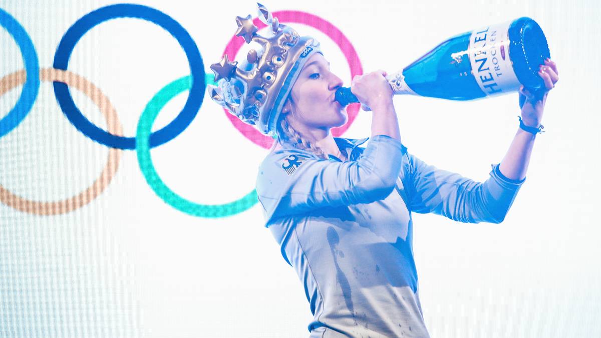 Alles zu verschütten wäre dann aber doch zu schade, daher probiert die 21-Jährige lieber selbst