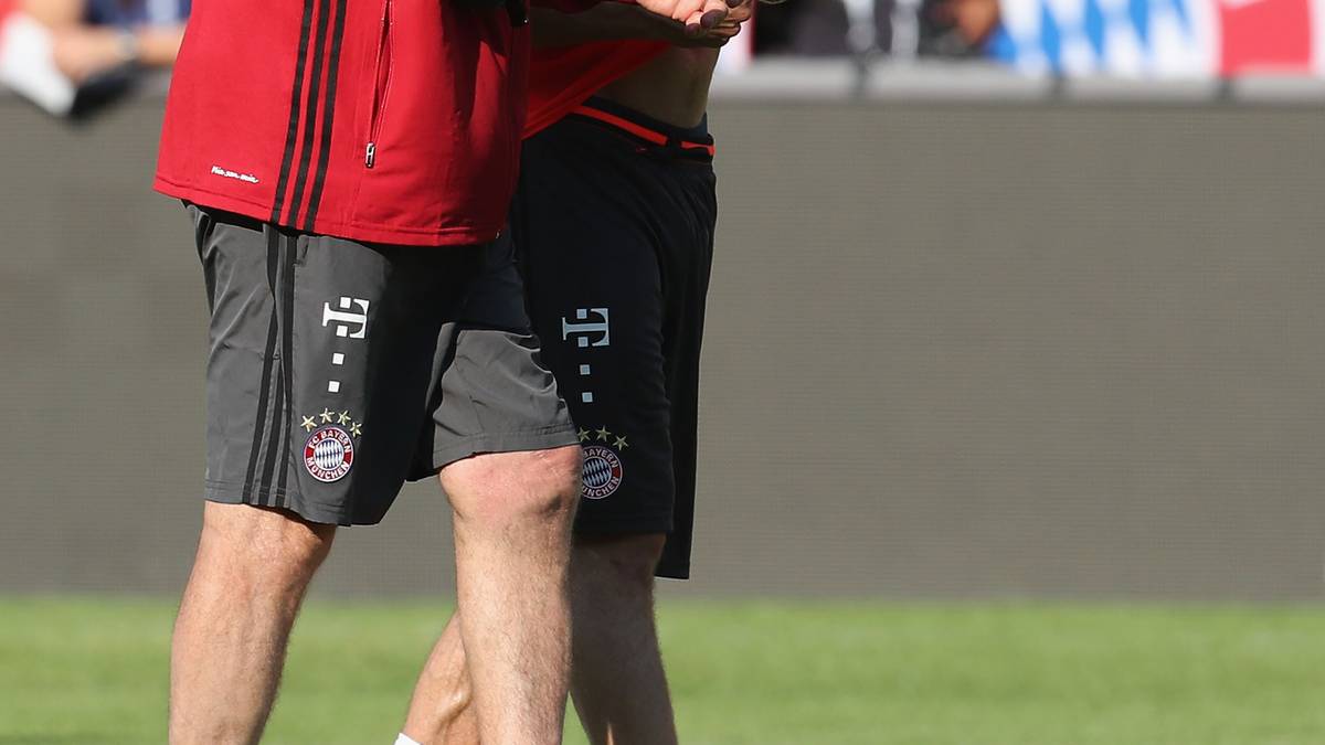 Dabei spricht Angelotti (l.) eingehend mit Franck Ribery, der sich unter dem Italiener bislang pudelwohl fühlt