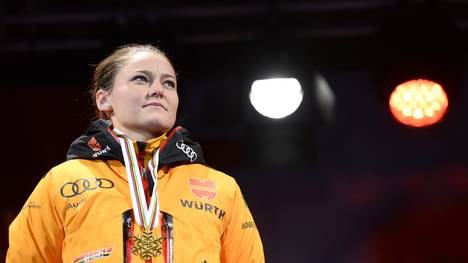 Carina Vogt gelingt bei 2014 in Sotschi der historische erste Olympiasieg im Frauen-Skispringen