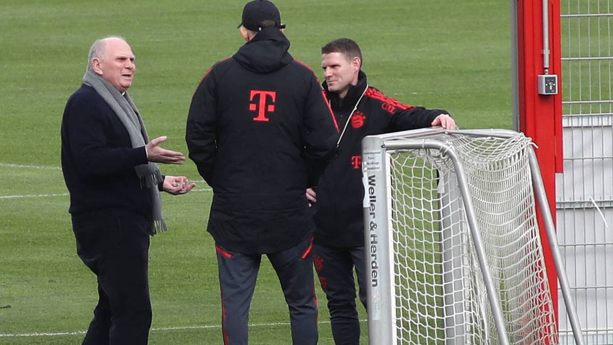 Uli Hoeneß (l.) sprach beim Bayern-Training angeregt mit Coach Thomas Tuchel