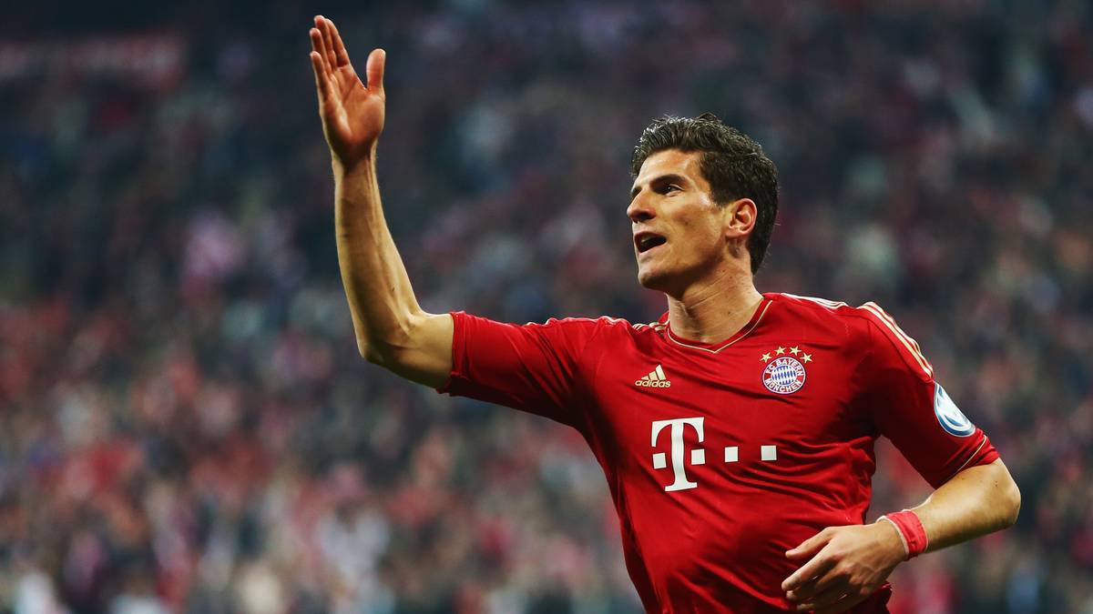 PLATZ 9 - MARIO GOMEZ, 2009 für 30 Millionen vom VfB Stuttgart - Leistungsdaten für Bayern: 174 Spiele, 113 Tore, 26 Vorlagen. In der Zeit 7 Titel: u.a. 1x CL, 2x Meister, 2x Pokal, Torschützenkönig 2010/2011 bei Bayern. 2013 für 15,5 Millionen zu Florenz