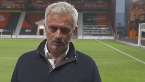 Am Sonntag kommt es zum London-Derby zwischen Tottenham und Arsenal. Spurs-Coach Jose Mourinho ist unzufrieden mit der Ansetzung der Partie.