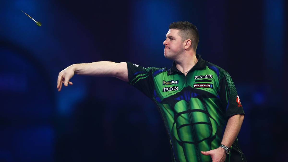 LONDON, ENGLAND - DECEMBER 27: Daryl Gurney of Northern Ireland throws during his third round match against Glen Durrant of England on Day 12 of the 2020 William Hill World Darts Championship at Alexandra Palace on December 27, 2019 in London, England. (Photo by Jordan Mansfield/Getty Images)