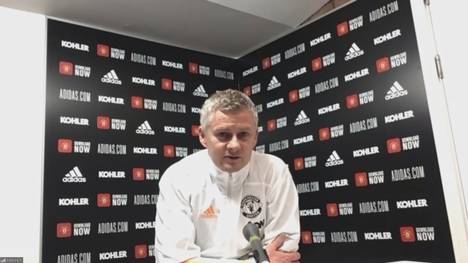 ManUnited-Coach Ole Gunnar Solskjaer will gerade erklären, dass seine Mannschaft besser spielen muss, da fällt plötzlich sein Mikrofon aus...