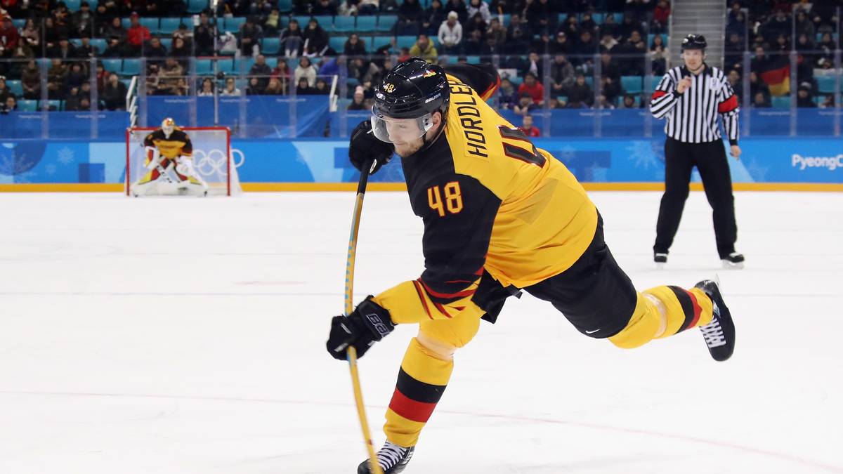 FRANK HÖRDLER (32, Eisbären Berlin): Der Verteidiger bringt geballte Erfahrung in den Kader. Der 32-Jährige von den Eisbären Berlin hat insgesamt sieben deutsche Meistertitel gewonnen. Seit 2003 spielt der Linkshänder in der Hauptstadt