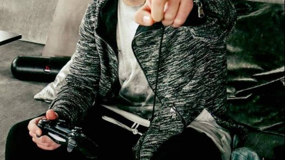 Mario Götze ist derzeit verletzt und kann nur an der Konsole Fußball spielen. Im neuen Jahr will der Dribbelkünstler dann wieder auf dem echten Rasen angreifen. Facebook-Fans: 10,3 Millionen