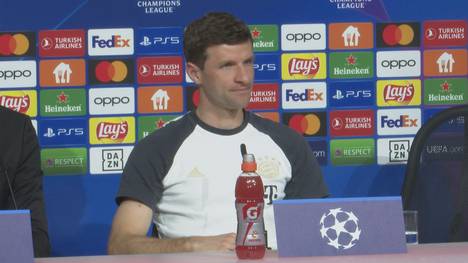 Thomas Müller war bei der Pressekonferenz am Dienstag bestens aufgelegt und erlaubte sich eine scherzhafte Nachfrage, da ihn eine Reporterin auf Manuel Neuer ansprach.