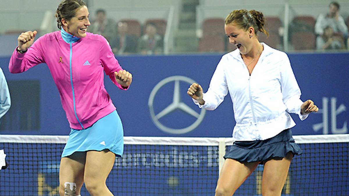 In Peking erreicht sie dann ihr nächstes Finale, muss sich Agnieszka Radwanska aber geschlagen geben. Bei der Siegerehrung erfreuen beide das Publikum mit einem Tänzchen