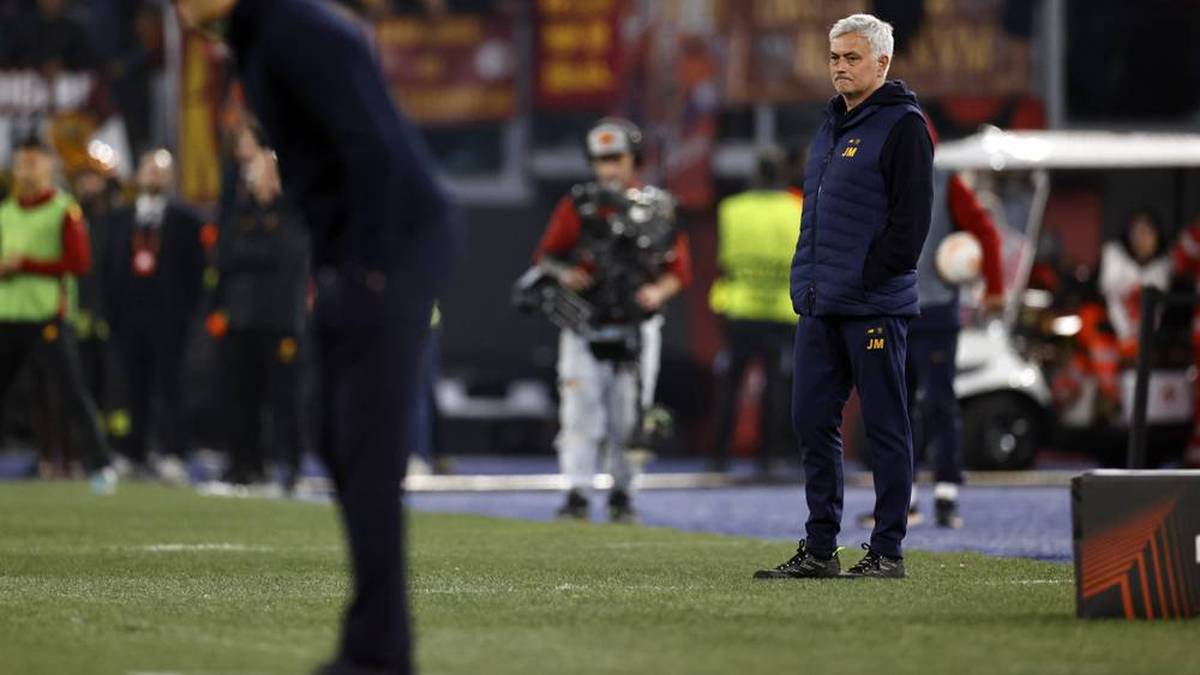 Jose Mourinho and Arne Slott during the second leg of the Europa League quarter-finals