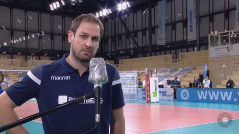 Der VC Wiesbaden erkämpft sich gegen Schwerin einen überraschenden Sieg. Nach dem Spiel findet SSC-Coach Koslowski deutliche Worte.