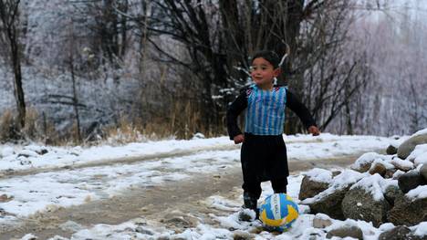Der 5 Jahre alte Murtaza Ahmadi bastelte sich ein Messi-Trikot aus einer Plastiktüte