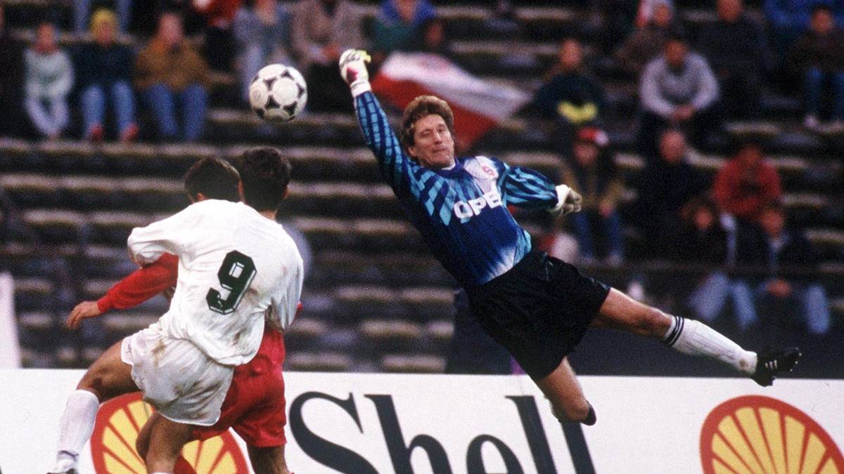 TONI SCHUMACHER: Eine neuerliche Verletzung von Aumann sowie Ersatztorwart Sven Scheuer sorgte 1991 für ein Intermezzo von Toni Schumacher, damals bereits 37 Jahre alt. Acht Spiele bestritt er für Bayern, ehe er seine Karriere zum ersten Mal beendete