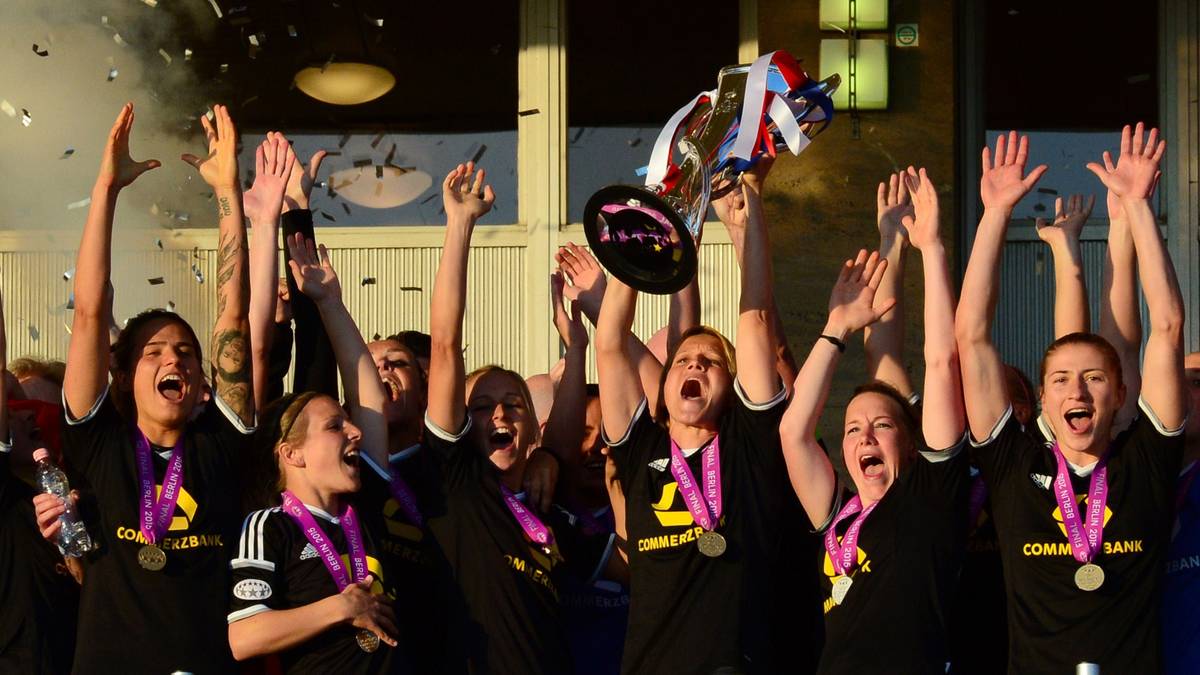 ... den begehrten Henkel-Pott in den Himmel reckt.