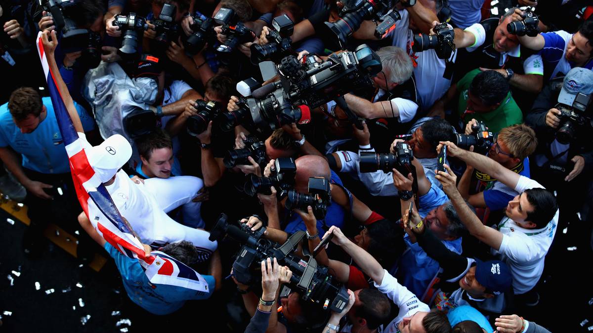 Etwas später stellt sich Hamilton vor die große Schar von Fotografen, die möglichst viele Bilder von ihm schießen will