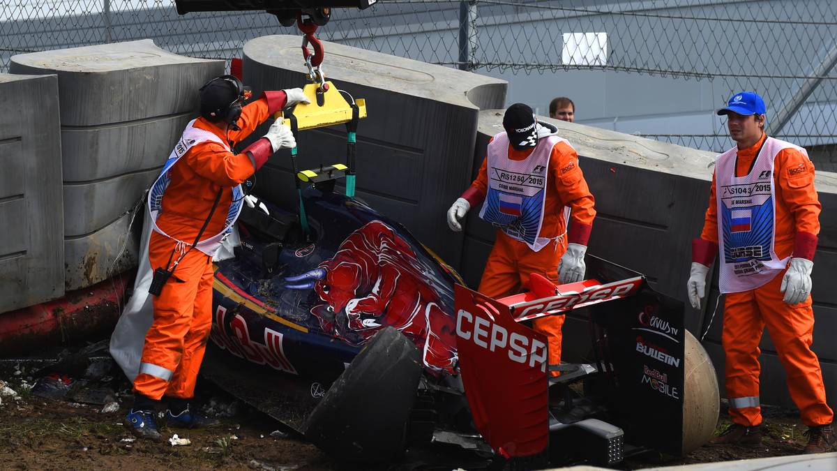 ...aber für die Streckenposten ist es schwer, ihn zu bergen. Zunächst besteht keine Verbindung zu Sainz. "Wir haben keinen Strom mehr", funkt das Team an dessen Stallkollegen Max Verstappen. Das Training wird sofort abgebrochen
