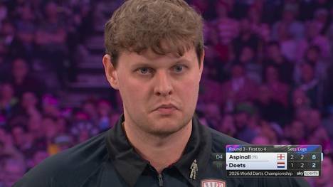 Nathan Aspinall und Kevin Doets vergeben mehrere Set-Darts und bringen damit SPORT1-Kommentator Basti Schwele zu Verzweiflung.