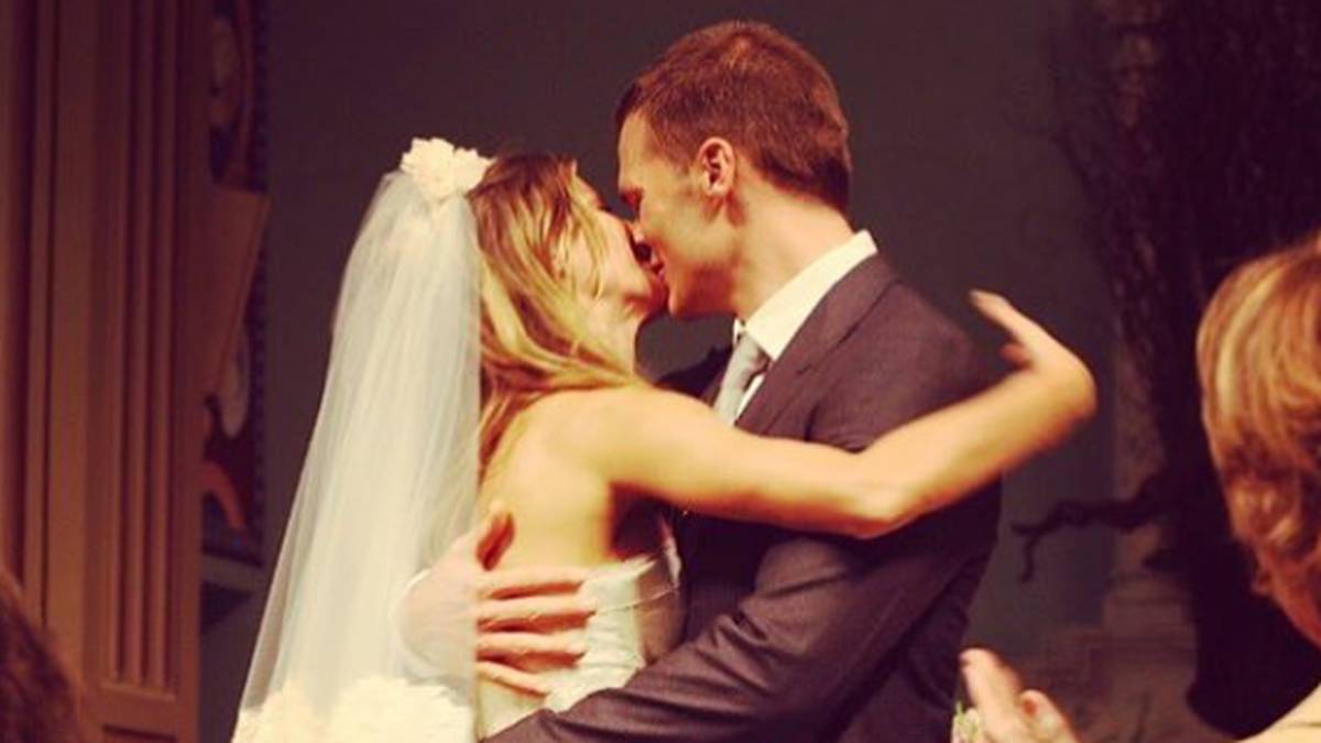 Dafür läuft es für ihn im Privatleben deutlich besser. Am 26. Februar 2009 heiratet der Spielmacher das brasilianische Topmodel Gisele Bündchen. Nur wenig später, im Dezember desselben Jahres kommt ihr erstes gemeinsames Kind, Sohn Benjamin zur Welt