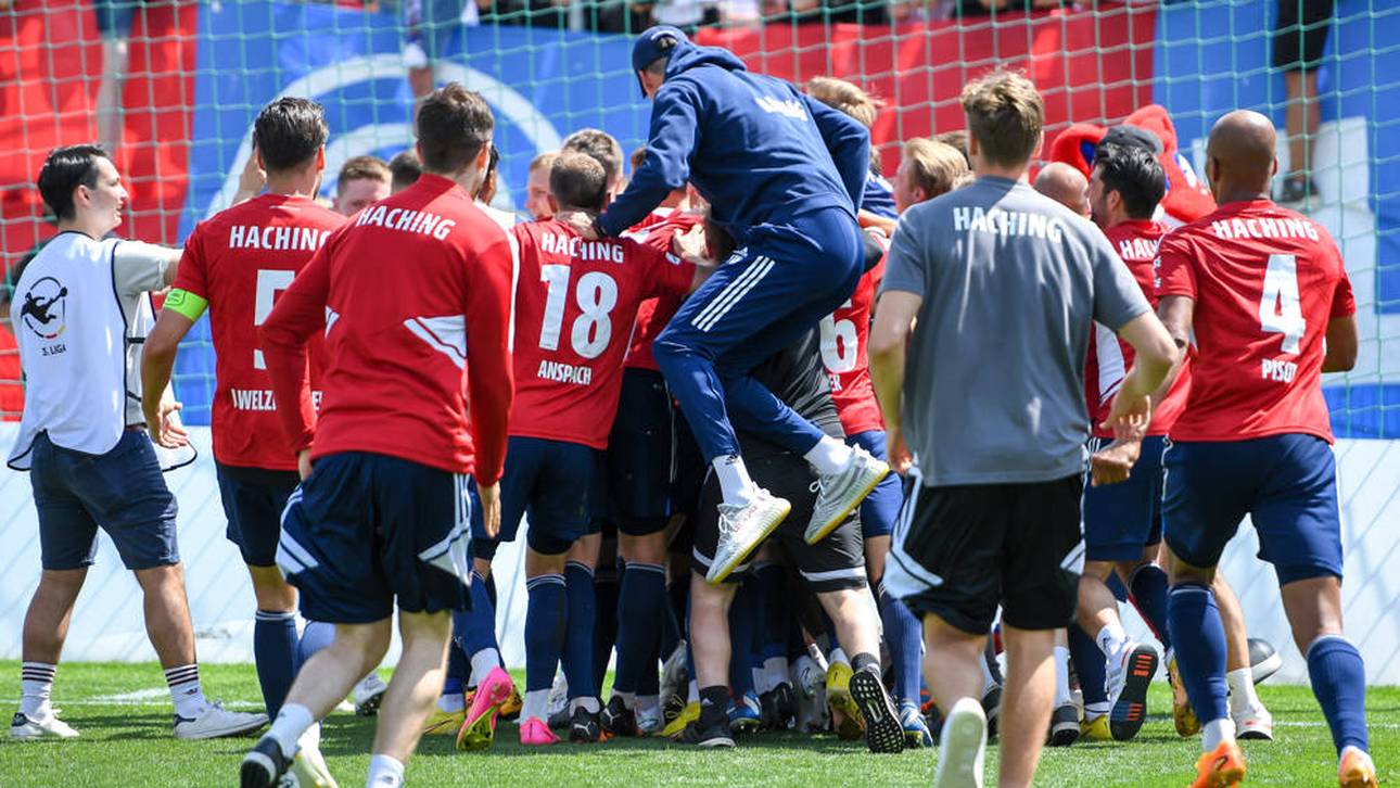 Trainer Sandro Wagner (im blauen Trainingsanzug) jubelt mit seinen Spielern