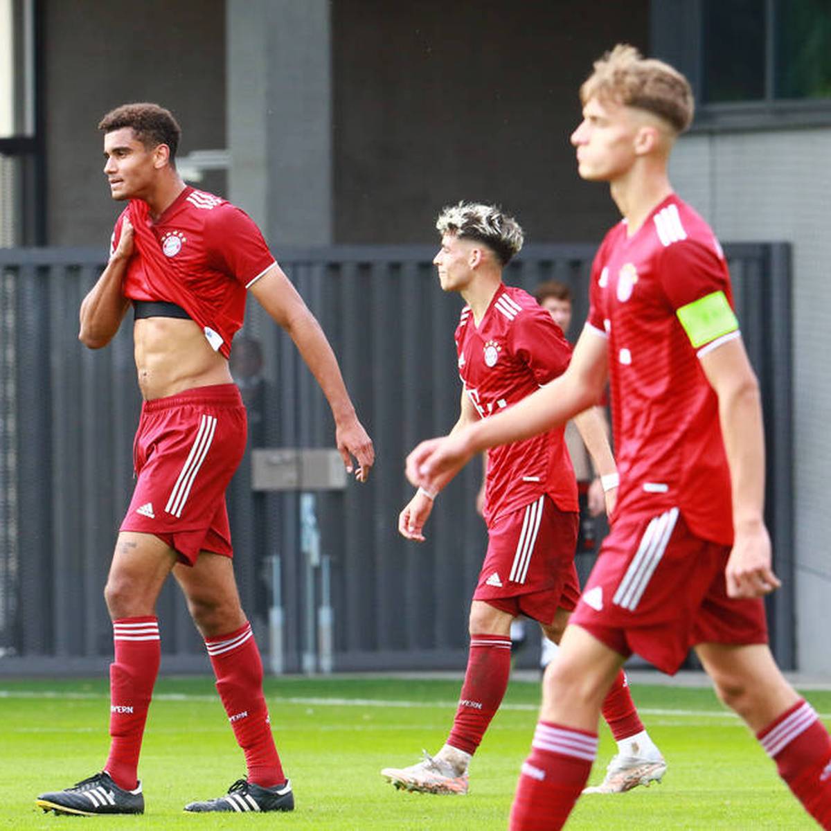 In der UEFA Youth League kassiert die U19 des FC Bayern eine bittere Niederlage. Nicht besser läuft es für Bayer Leverkusen.