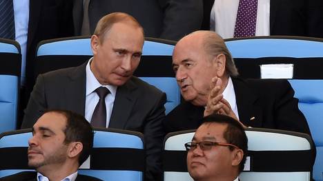 Wladimir Putin (l.) zusammen mit Sepp Blatter bei der WM in Brasilien