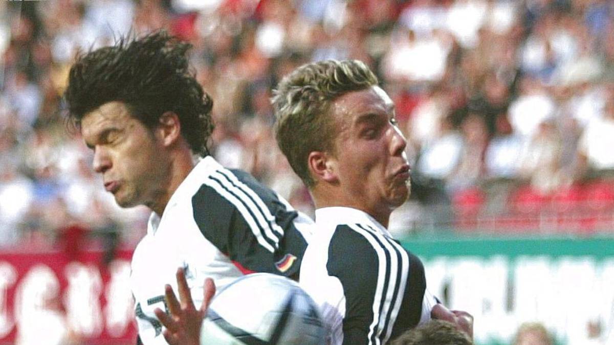 PLATZ 10 - DAS DEBÜT: Juni 2004, Testspiel gegen Ungarn, ein 19-Jähriger betritt das Feld: Kurz vor der EM 2004 gibt Lukas Podolski seine Premiere im DFB-Trikot. Zuvor hatte er beim 1. FC Köln mit zehn Toren in 19 Spielen beeindruckt 