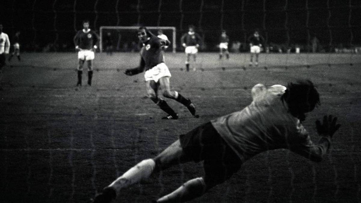 Günter Netzer erzielt in Wembley das entscheidende 2:0 gegen Gordon Banks