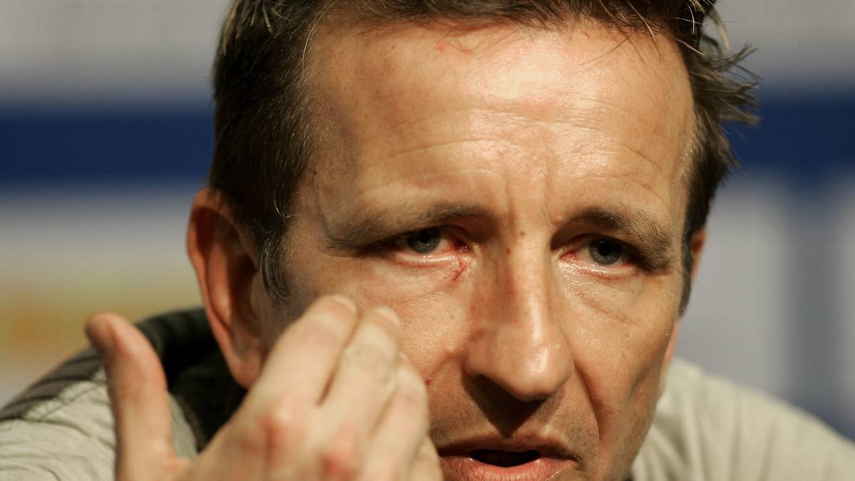 NORBERT MEIER: Am 6. Dezember 2005 spielte sich in der Duisburger Arena ein besondere Komödie ab. MSV-Coach Meier verwies auf der Pressekonferenz nach dem Duell der "Zebras" gegen den 1. FC Köln auf eine Schramme unter seinem rechten Auge, ...