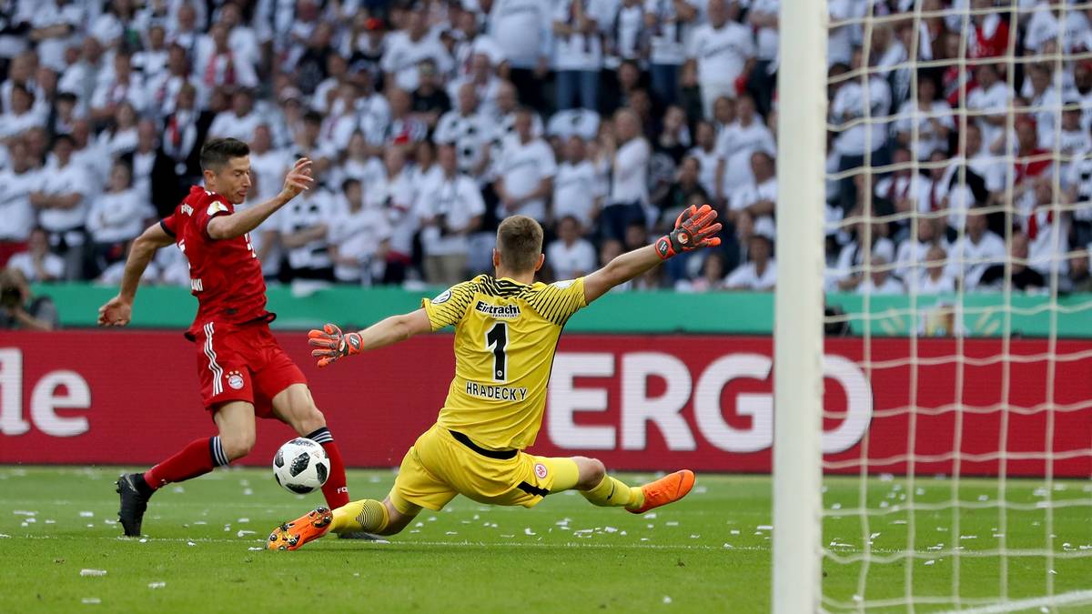 EINTRACHT FRANKFURT - LUKAS HRADECKY: Hatte beim Aluminium-Treffer von Lewandowski in der Anfangsphase das Glück des Tüchtigen auf seiner Seite. Hielt dann alles, was er halten musste. Beim Gegentor machtlos - SPORT1-Note: 2