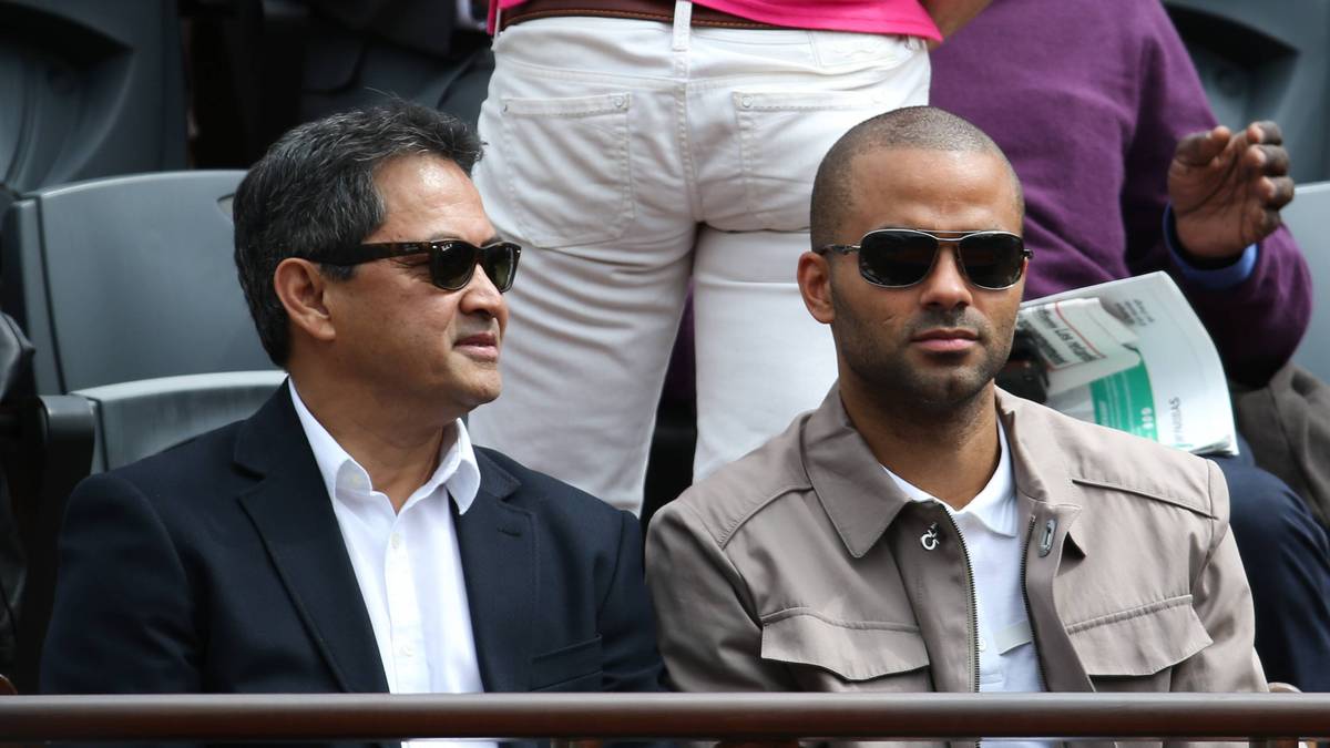 Auch am fünften Tag der French Open sind wieder zahlreiche Zuschauer auf der Anlage. Unter anderem gibt sich der fränzösische Ausnahmebasketballer Tony Parker (r.) die Ehre. Der NBA-Star der San Antonio Spurs sieht hochklassige Spiele