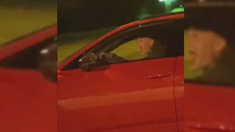 Schon im Stadion rastete BVB-Star Erling Haaland nach dem Siegtreffer gegen Hoffenheim völlig aus. Nach dem Spiel feierte er mit Fans im Auto weiter.