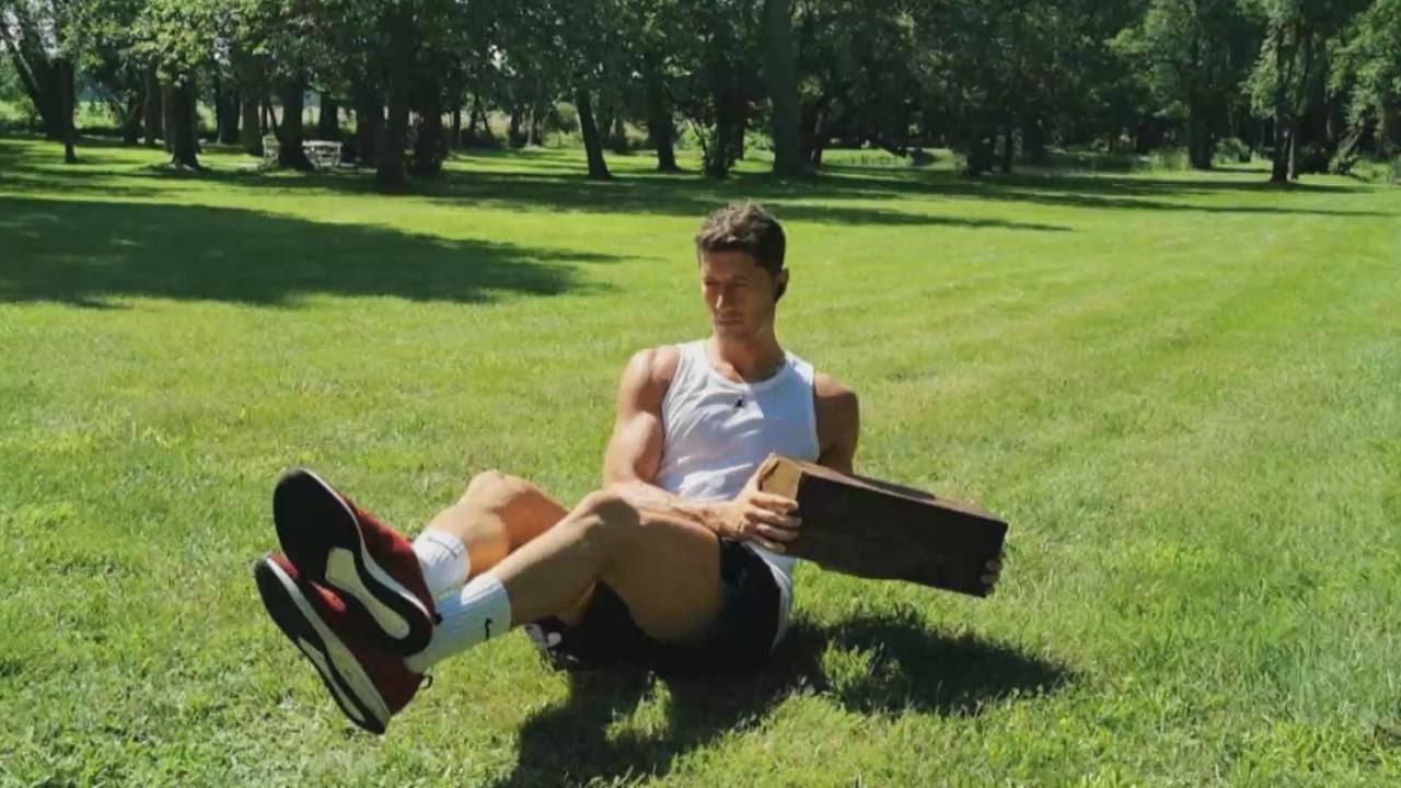 Backstein-Workout! So hart drillt Robert Lewandowski seinen Traumkörper