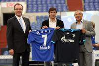 Vor 14 Jahren tätigt Schalke 04 einen der spektakulärsten Bundesliga-Transfers. Raúl verzückt die Fans später mit Traumtoren und sorgt auch heute noch für Sehnsüchte. 