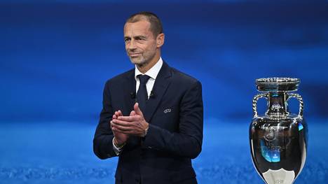 UEFA-Chef Aleksandar Ceferin und der EM-Pokal