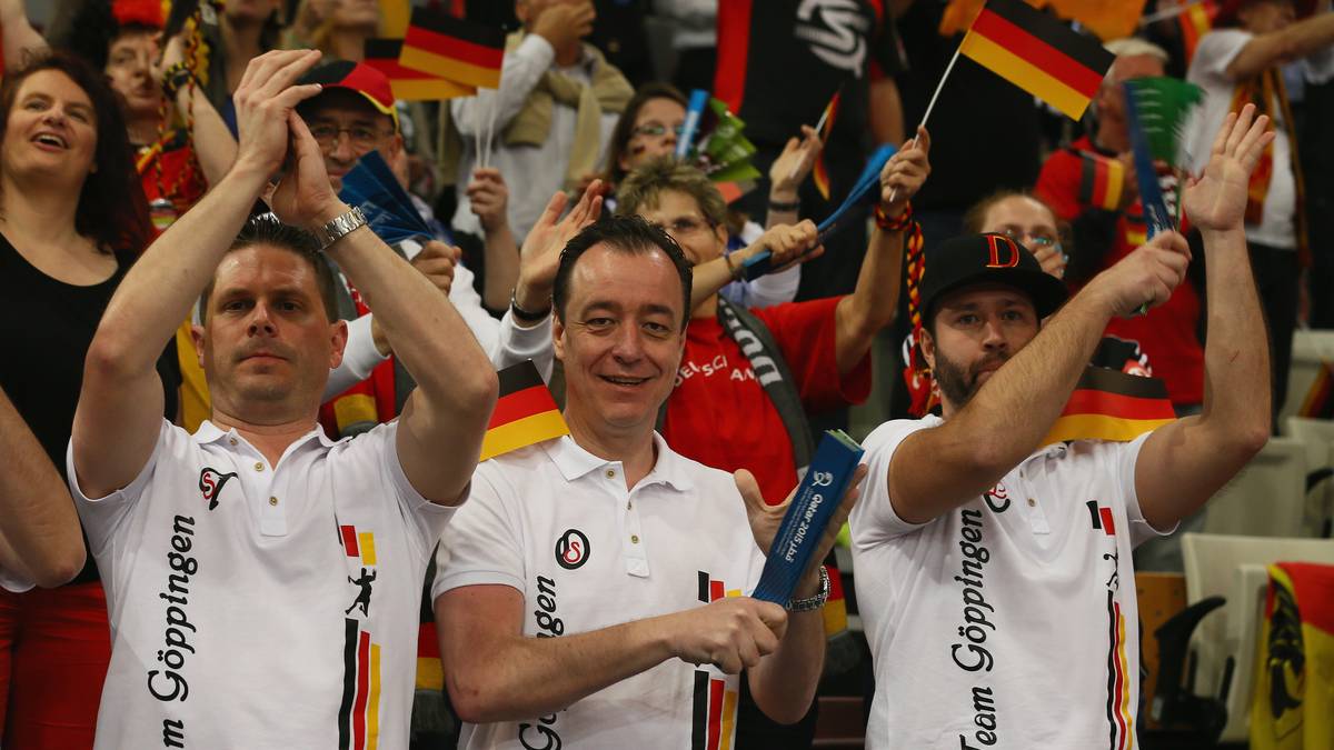Tag 4: Das zweite Spiel der Deutschen steht auf dem Programm. Und die zahlreichen deutschen Fans machen schon vor dem Anpfiff ordentlich Alarm